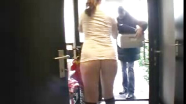 ลอร่าคริสตัลทำสีบลอนด์กรามกรามแสดงร่างกายที่สง่างามของเธอ วีดีโอ เยส