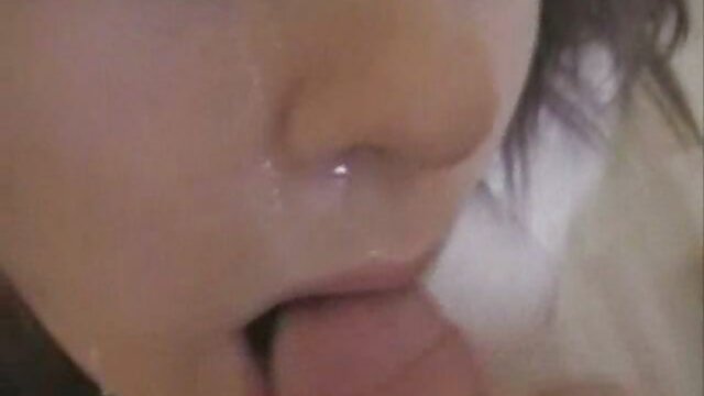 ตุ๊กตาหน้าดอกทอง วีดีโอ หนัง xx Yui Komiya ให้ footjob ร้อนคนเดียวกับ titjob